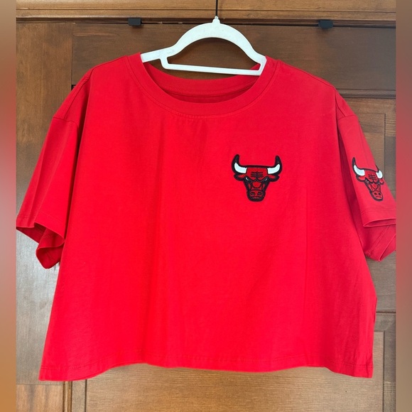 PRO STANDARD Chicago Bulls Embroidered Crop Top - Picture 1 of 5